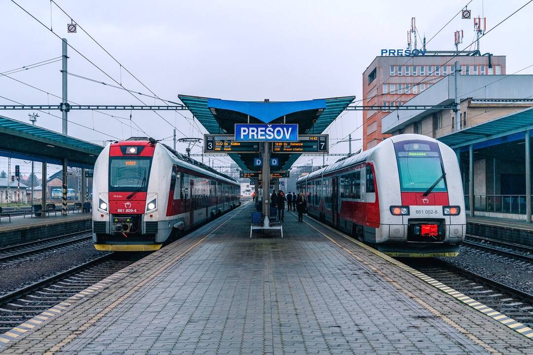 Foto: Cestovanie vlakom na východe skomplikujú výluky. Dopravca za ne nasadil autobusovú dopravu