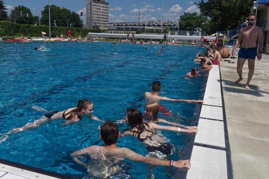 Foto: Košické kúpaliská praskajú vo švíkoch, pekelné teploty ženú miestnych do vody. Nechajú ich otvorené dlhšie?