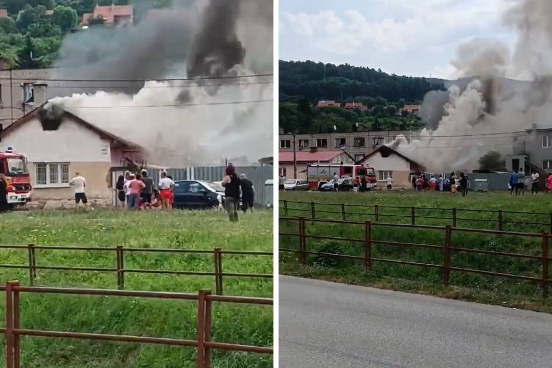 Foto: VIDEO: Hasiči aktuálne zasahujú pri požiari v Rožňave. Plamene zasiahli rodinný dom aj dreváreň