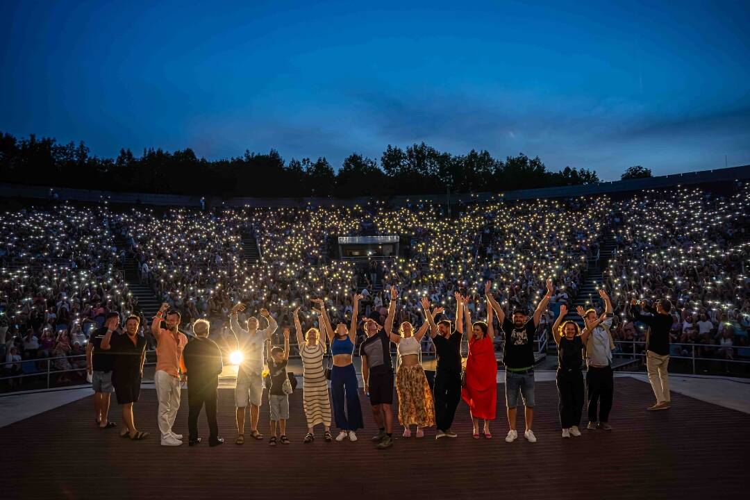 FOTO: Východniari vypredali košický Amfik kvôli filmu Kavej. Pred tisícky divákov sa postavili známe tváre