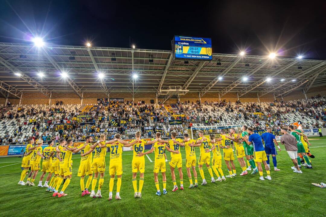 FOTO: Na zápas roka prišlo 12-tisíc divákov. Pred vypredaným štadiónom remizovali Košičania s legendárnym klubom AS Rím