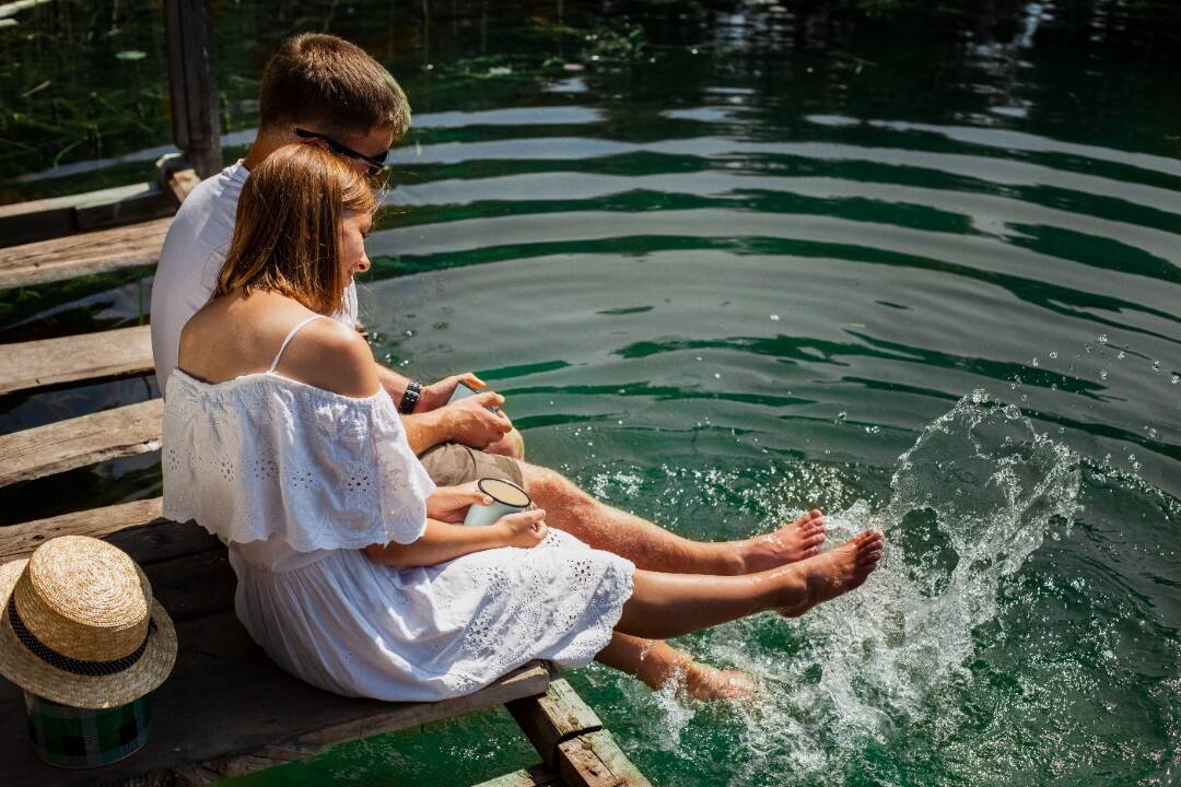 Foto: Pár sa vybral opaľovať na štrkovisko v Krásnej. Spoza kríka ich mal sledovať muž v modrom klobúku, ostatných varujú
