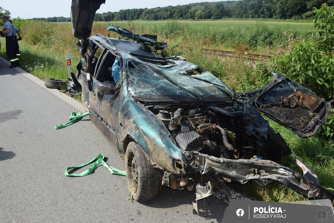 FOTO: Auto skončilo po nehode v obci Debraď úplne na šrot. Zázrak, že to posádka prežila