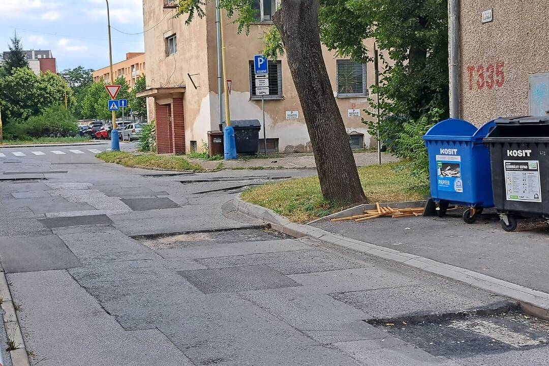 Foto: Mesto opravuje cestu na Šoltésovej ulici. Stále len záplaty, kritizujú obyvatelia podľa nich ďalšie dočasné riešenie