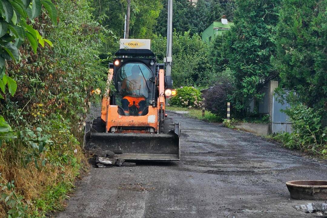 FOTO: Na ulici v Myslave bude nová vozovka. Zajtra ňou neprejdete, na pláne je pokladanie asfaltu