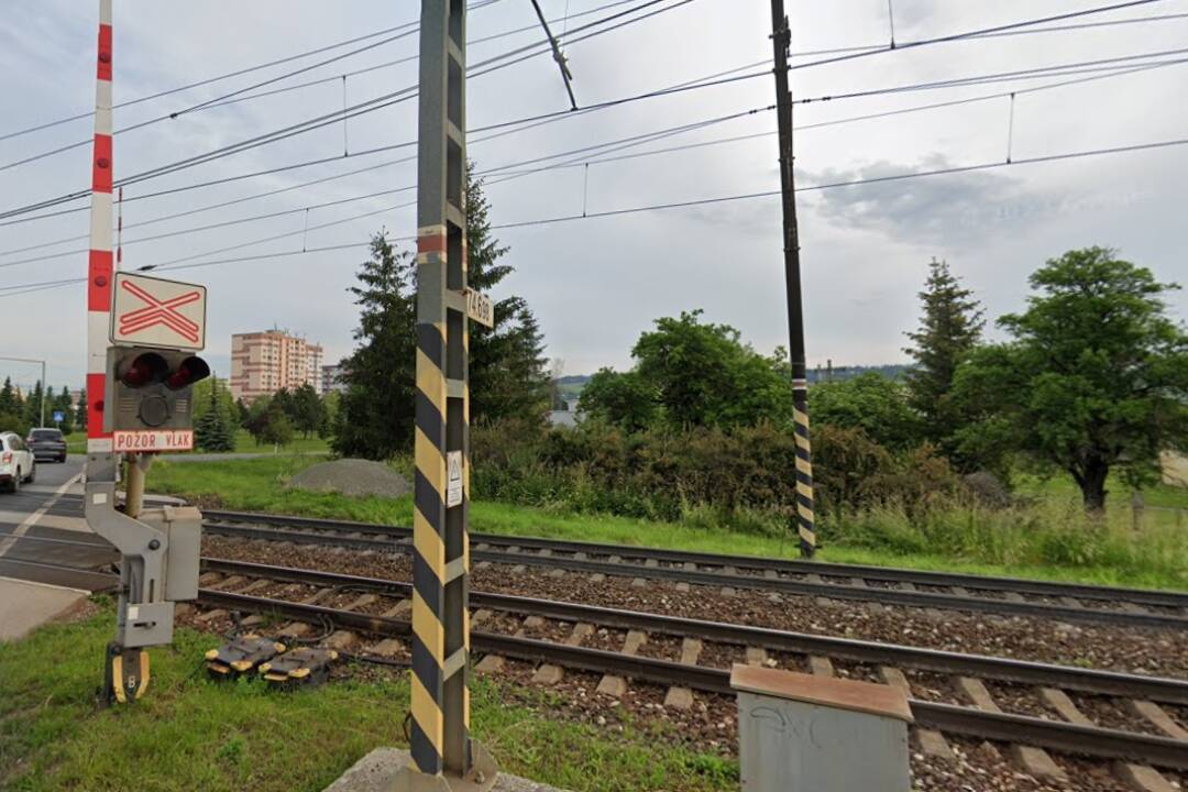 Foto: Dopravu v Smižanoch ovplyvnila uzávierka železničného priecestia. Zmeny potrvajú až do odvolania