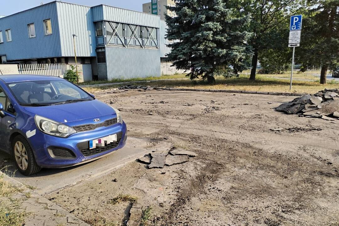 Foto: Košičania mali ťažké srdce na vodiča, ktorý nepreparkoval pri oprave parkoviska svoje auto. Ako to dopadlo?