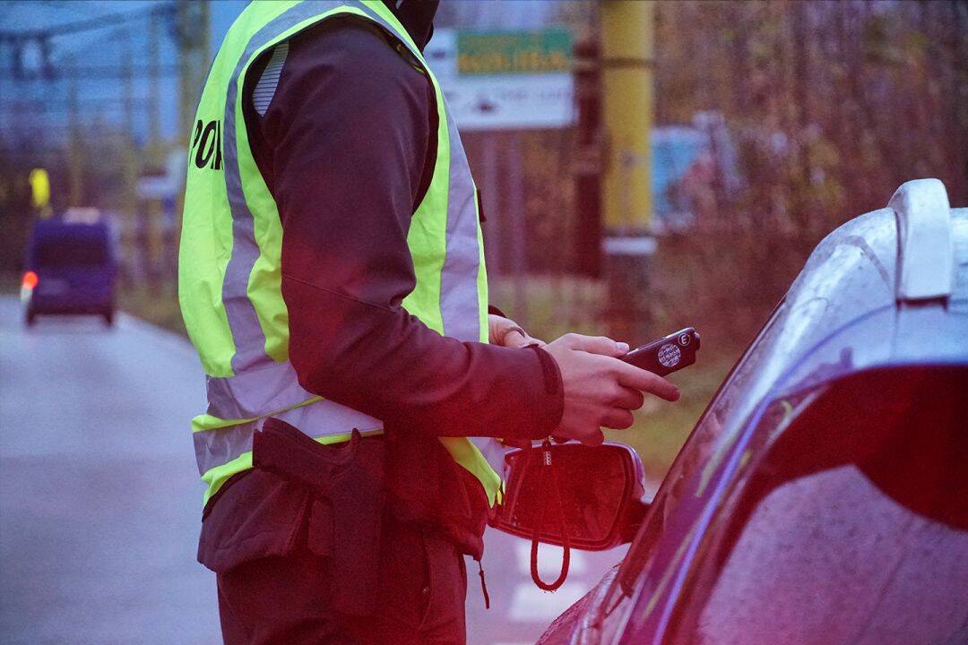 Foto: Policajti si posvietili na vodičov a cyklistov. Zaznamenali viacero porušení, nepohrdli ani alkoholom či drogami