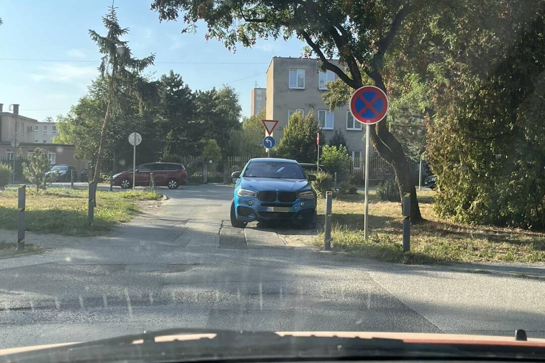 Foto: Iný kraj, iný mrav? Košičania sa bavia na kurióznom parkovaní BMW, doberajú si Bratislavčanov