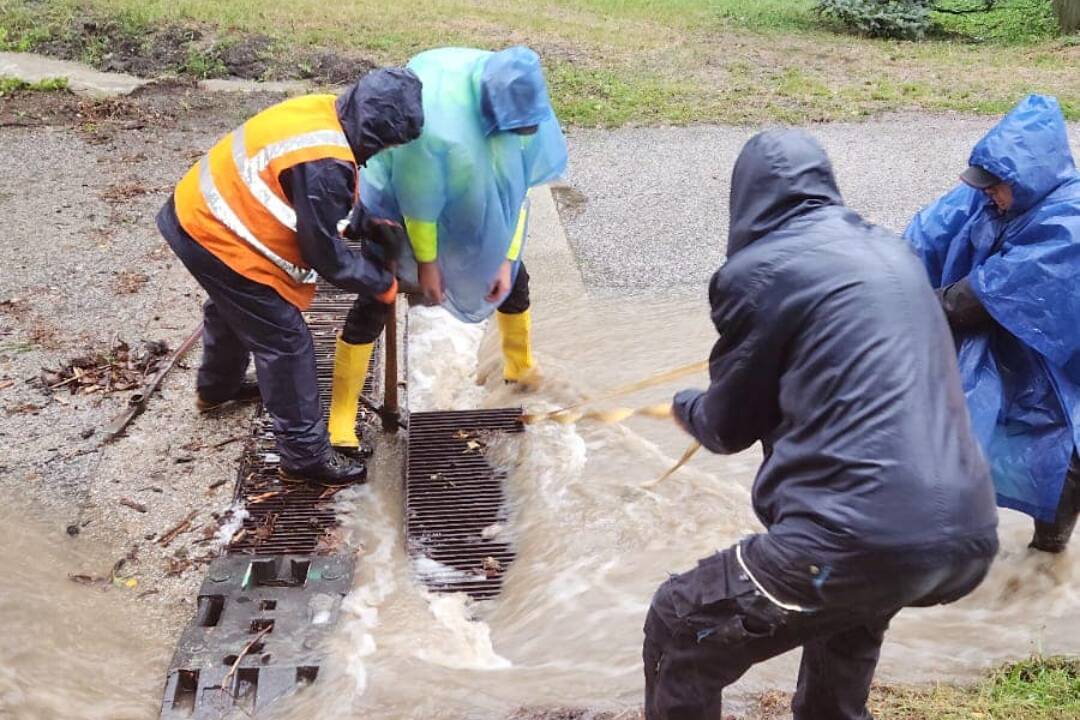 Foto: Svoje domovy musia opustiť stovky ľudí. Slovenská katolícka charita spúšťa zbierku pre obete povodní