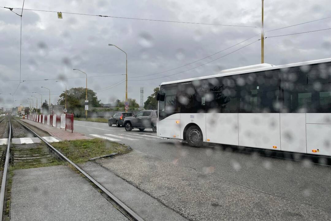 Pondelkový dopravný kolaps: Všade samá voda, kolóny aj nehody