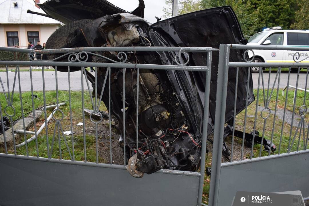 FOTO: Auto v Slavkovciach skončilo na šrot. Mladý vodič narazil do elektrického stĺpu, nehodu zázrakom prežil