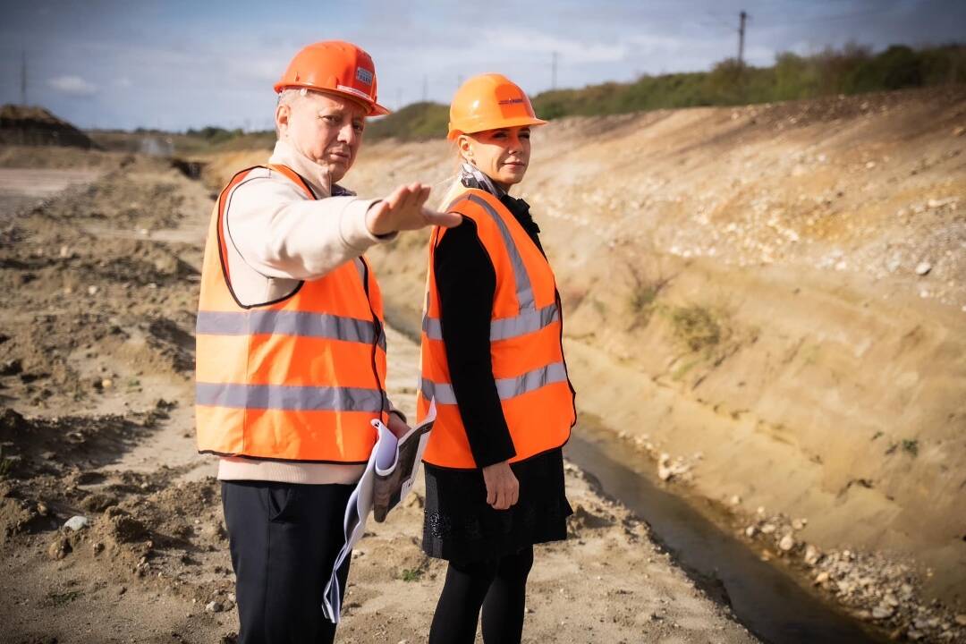 Foto: Výstavba automobilky Volvo napreduje. Na kontrolu do Valalík prišla aj samotná Saková