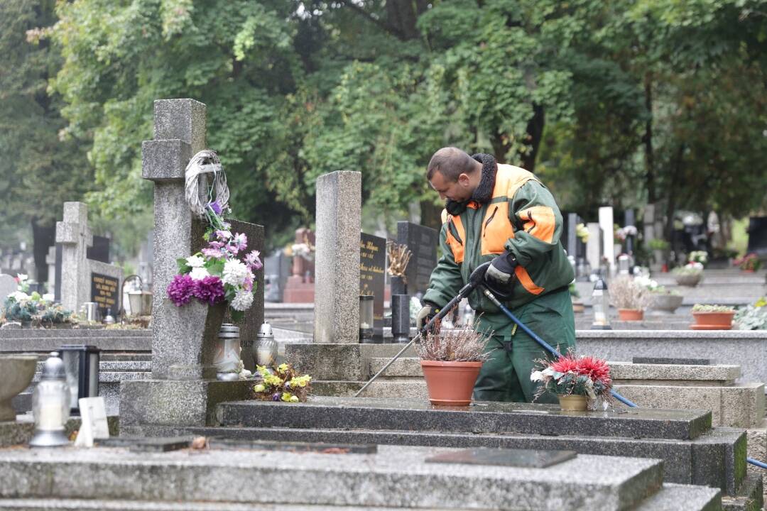 Nezabudnite si vyčistiť hroby pred Dušičkami. V Košiciach vám s tým pomôžu zamestnanci mestskej zelene