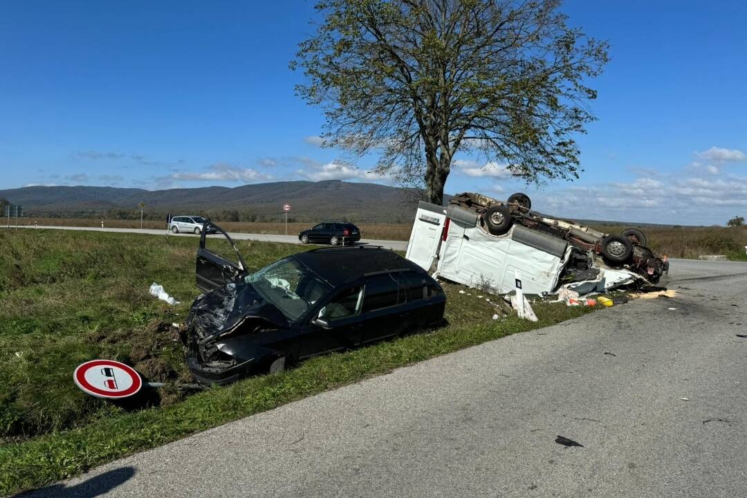 Foto: Aktualizované: Medzi obcami Kravany a Bačkov sa zrazilo osobné auto s dodávkou, jedna osoba sa ťažko zranila