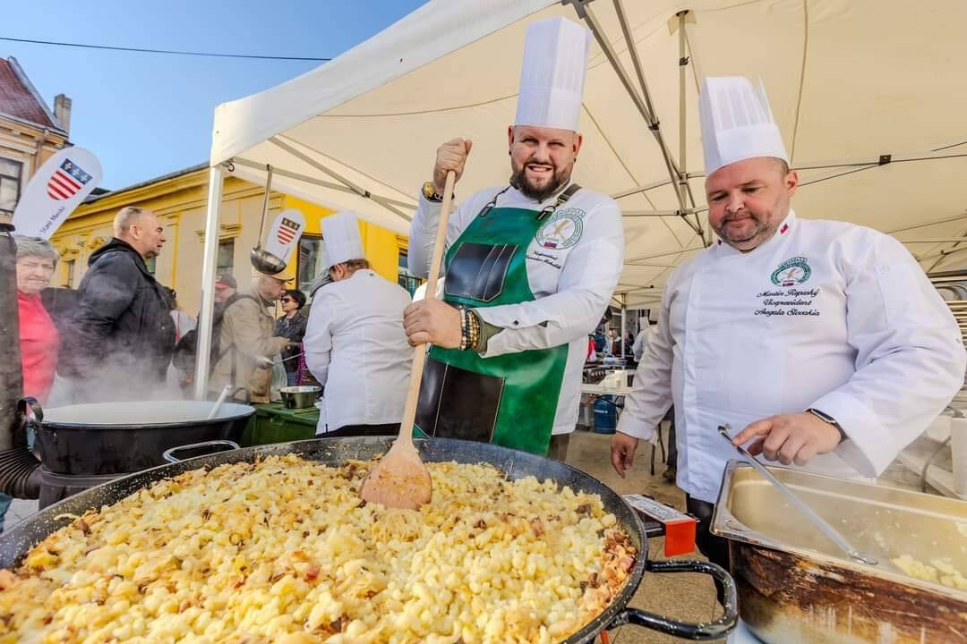 FOTO: Kapustobranie na Starom pľaci: Košičania si pochutnali na holúbkoch či koložvárskej, kalórie potom vytancovali