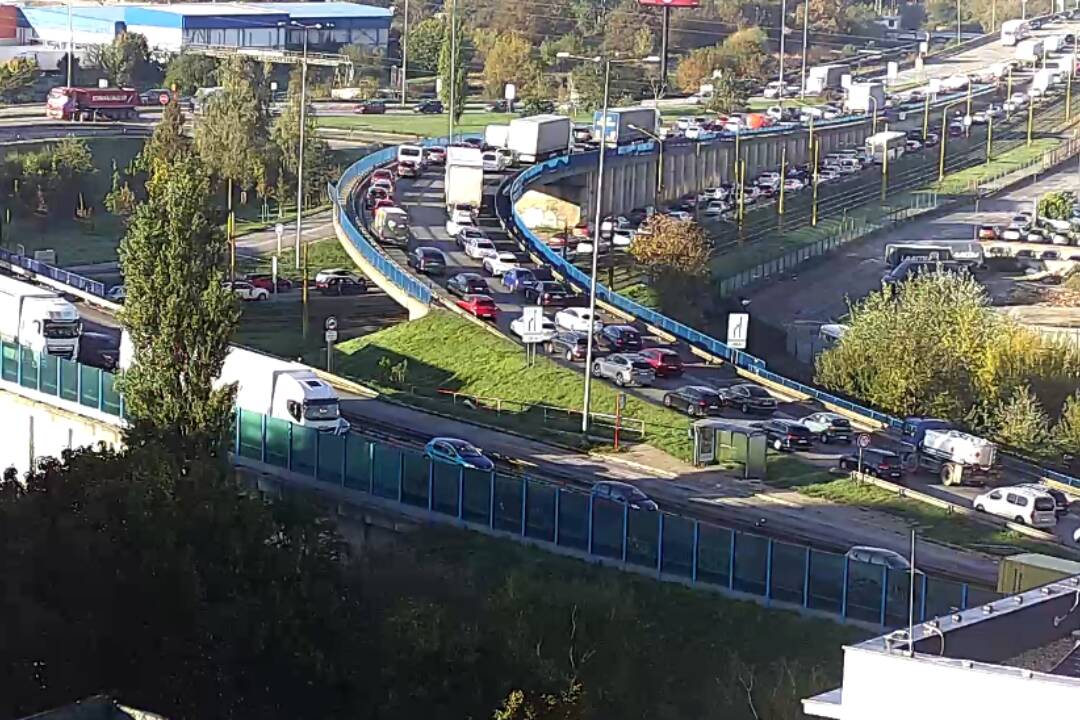 Foto: Cez most VSS jedine vrtuľníkom, smiali sa vodiči od zúfalstva. V zápche až po diaľnicu strávili niektorí aj dve hodiny