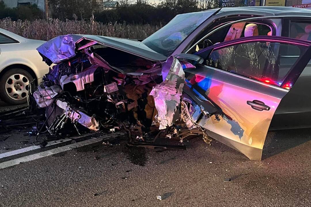 Foto: AKTUALIZÁCIA: Medzi obcami trhovište a Pozdišovce došlo k nehode, vodič AUDI prešiel do protismeru