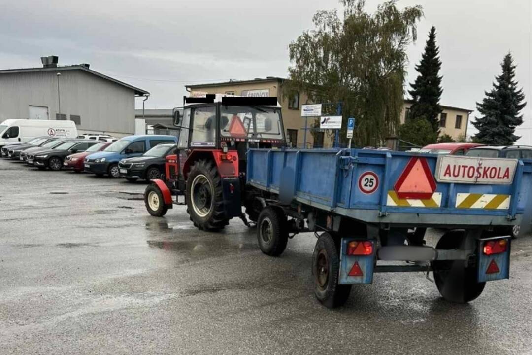 Skúšku z autoškoly skladal pod parou, na vodičák na traktor môže zabudnúť. Muž skončil v rukách košickej polície