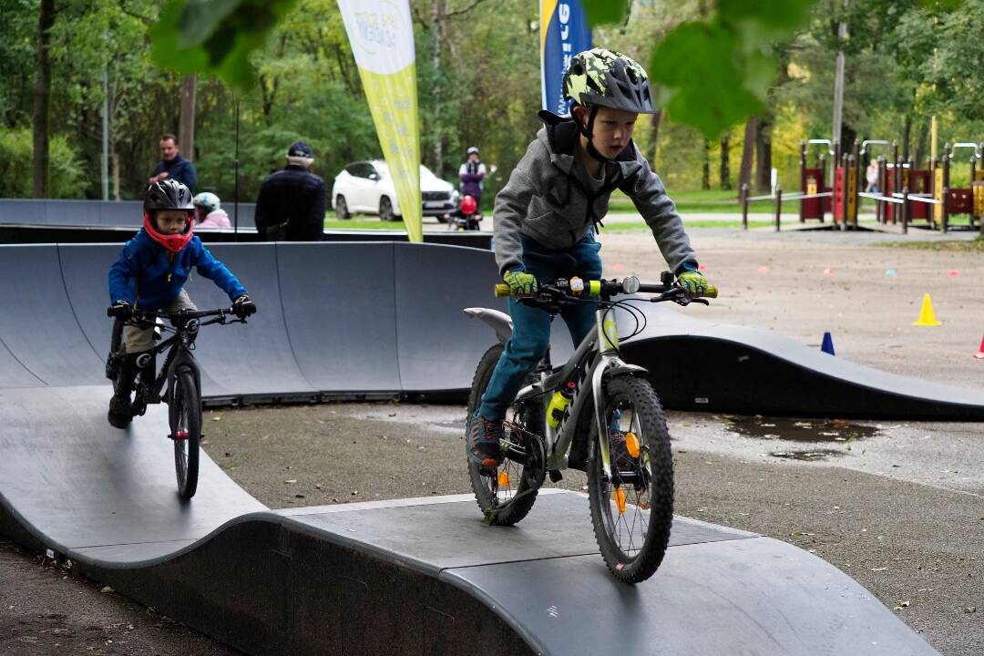 Foto: FOTO+VIDEO: Na Aničke vyrástol nový pumptrack Kolieskovo, modulárne dráhy sa dajú navyše upravovať