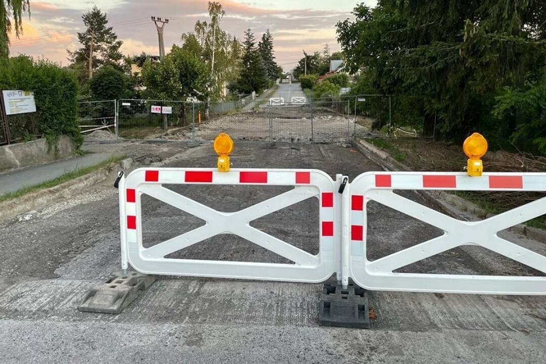 Foto: Vodiči strácajú čas aj peniaze na obchádzkach. Most na Zemplíne je hotový, jazdiť sa po ňom však ešte nemôže