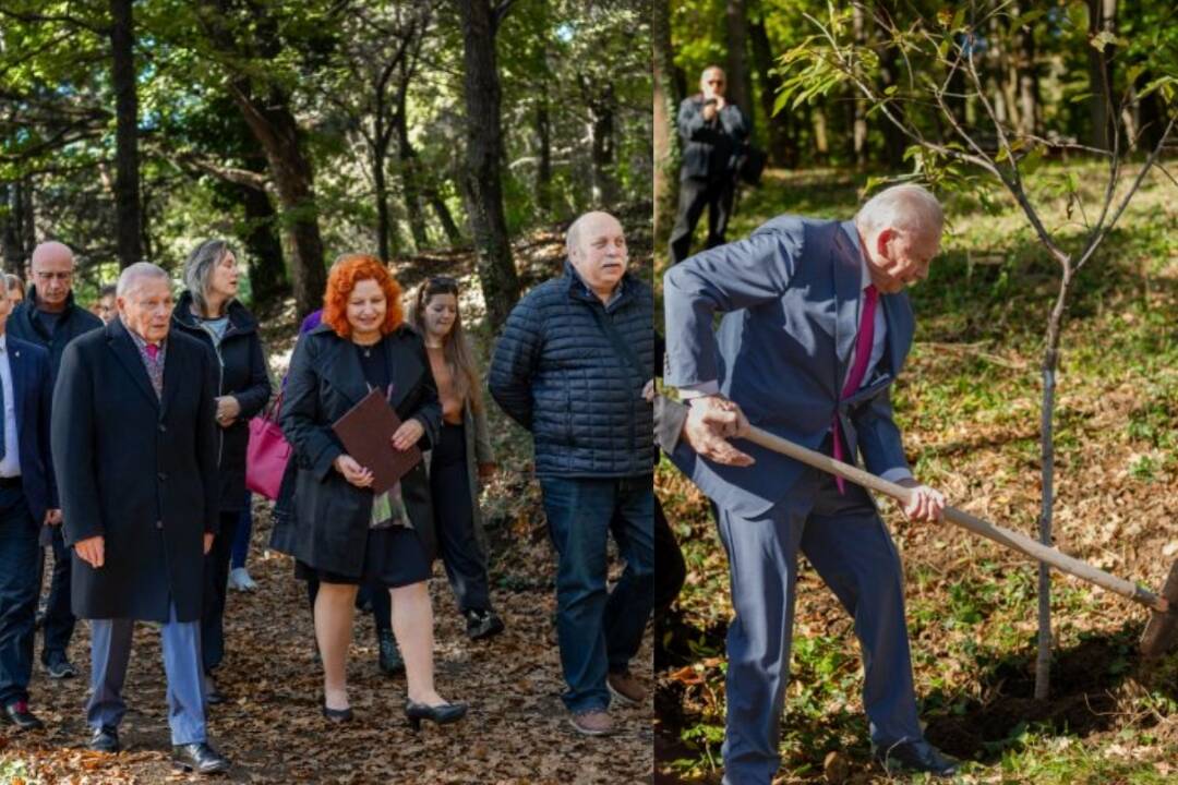 Foto: V Košiciach vzniká Alej významných osobností v Botanickej záhrade. Prvý strom, višňu obyčajnú, zasadil Rudolf Schuster