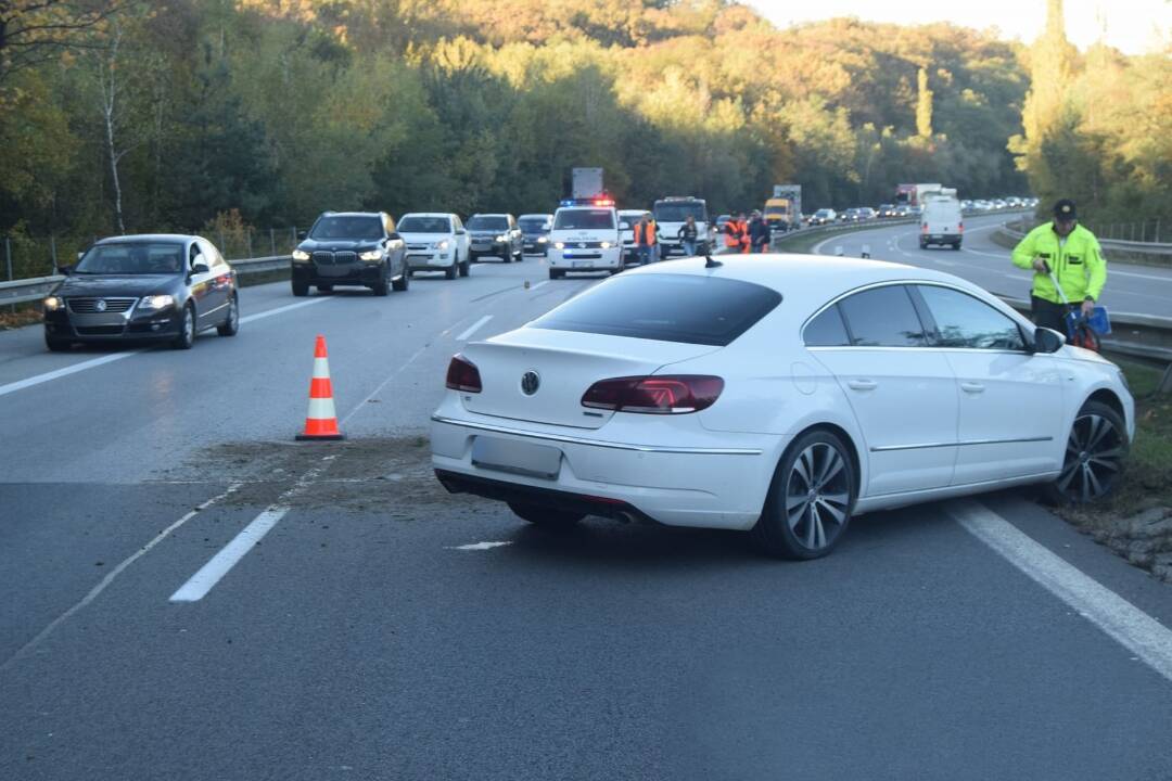 Foto: Máte kamerový záznam alebo ste priamy svedok? Polícia hľadá dôkazy – zrazili sa dve autá, jedno skončilo mimo cesty