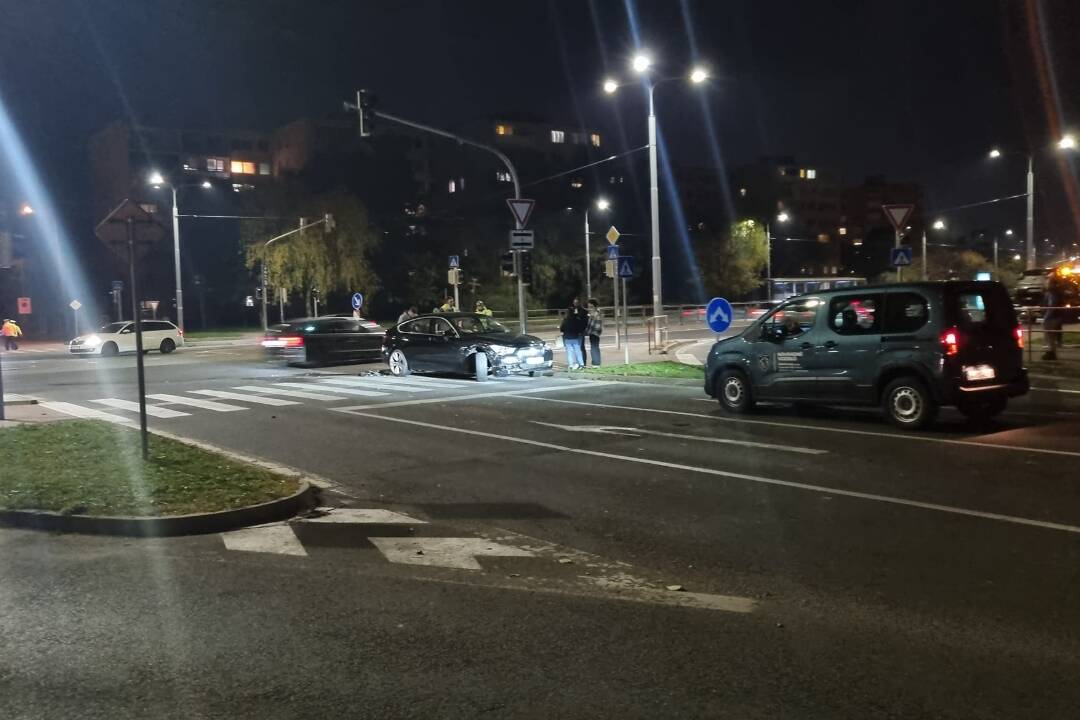 Foto: Večernú premávku v košickej mestskej časti Západ skomplikovala nehoda. Doprava v danom úseku bola čiastočne obmedzená