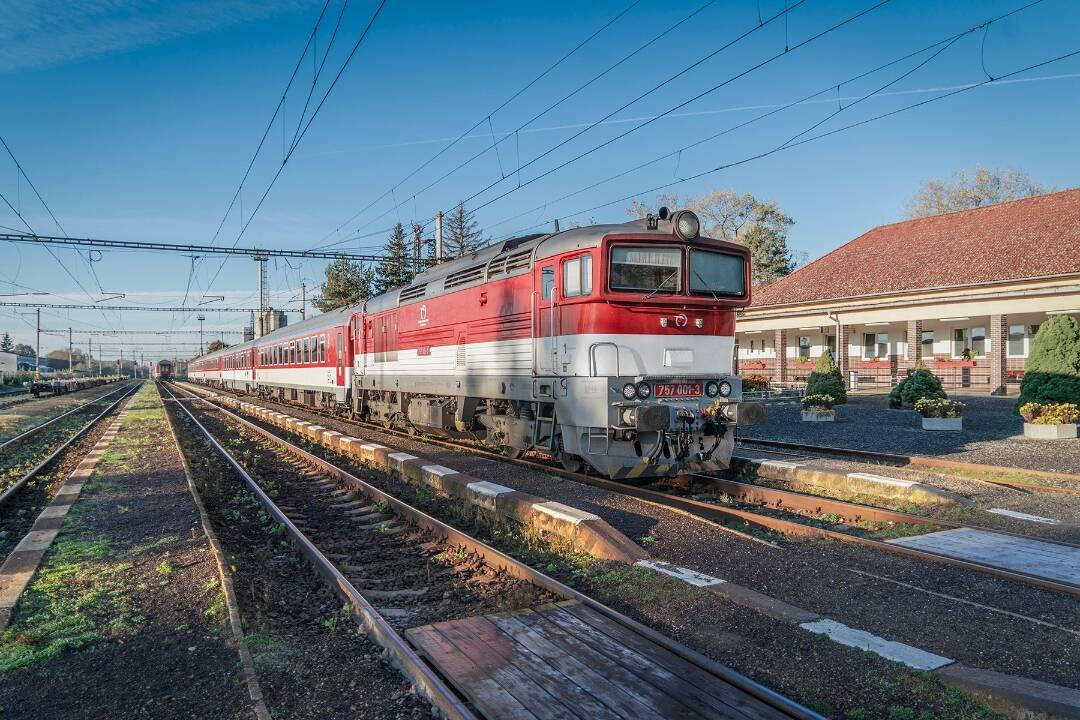 Východniari, kvôli výlukám vlakov musíte presadnúť do autobusov, pripravte sa aj na mierne meškania