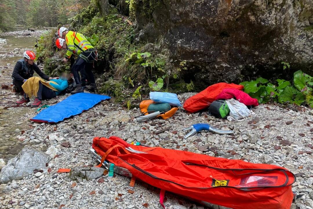 Foto: V rokline Veľký Sokol spadla 54-ročná žena. Utrpela bolestivý úraz chrbtice