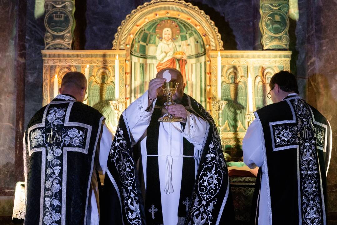 FOTO: Na zádušnú omšu do Krásnohorského Podhradia dorazili aj policajné zložky. Dôvodom bol kalich obrovskej hodnoty