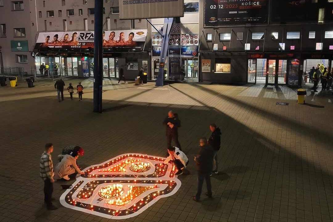 Foto: Na hokej v drese a so sviečkou. Košičania si uctia všetkých, ktorých život bol spojený s košickým hokejom