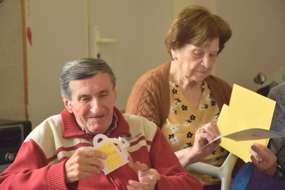 FOTO: Listy, ktoré zahriali pri srdiečku: Košických seniorov dojali kresby a odkazy detí z rôznych kútov Slovenska