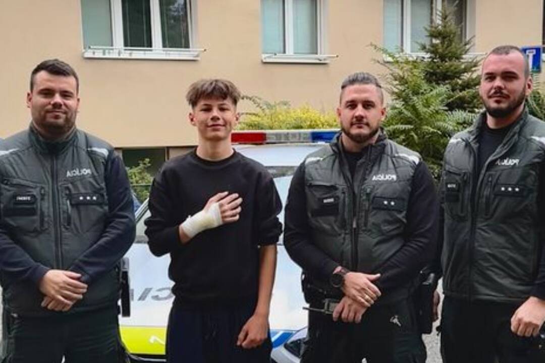 Foto: Košickí policajti počas dopravnej špičky previezli zraneného Matúša do nemocnice. Jeho otec im je za to veľmi vďačný