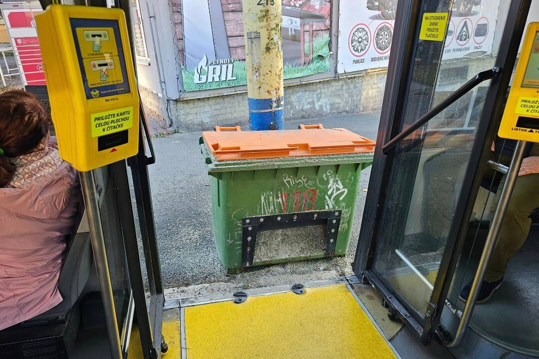 Foto: Z autobusu rovno do kontajnera. Furčanom stála v ceste bedňa, hnevala vodičov aj cestujúcich