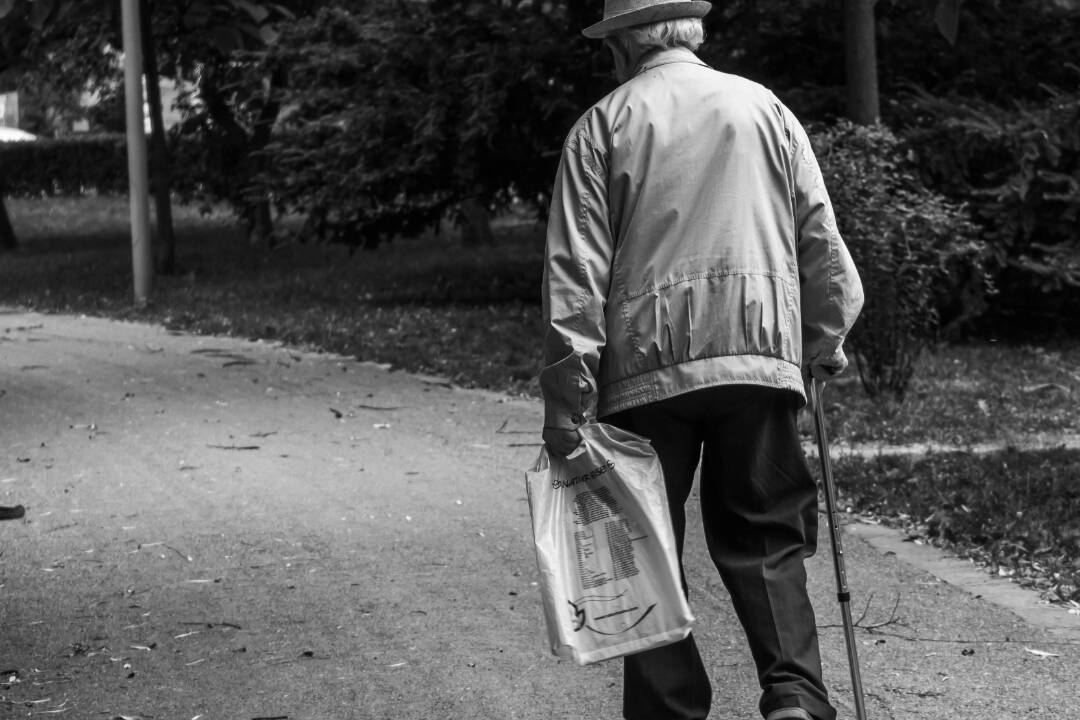 Foto: Pán František z Trebišova prišiel o celý svoj dôchodok. Jeho známa mu ho ukradla z vrecka kabátu