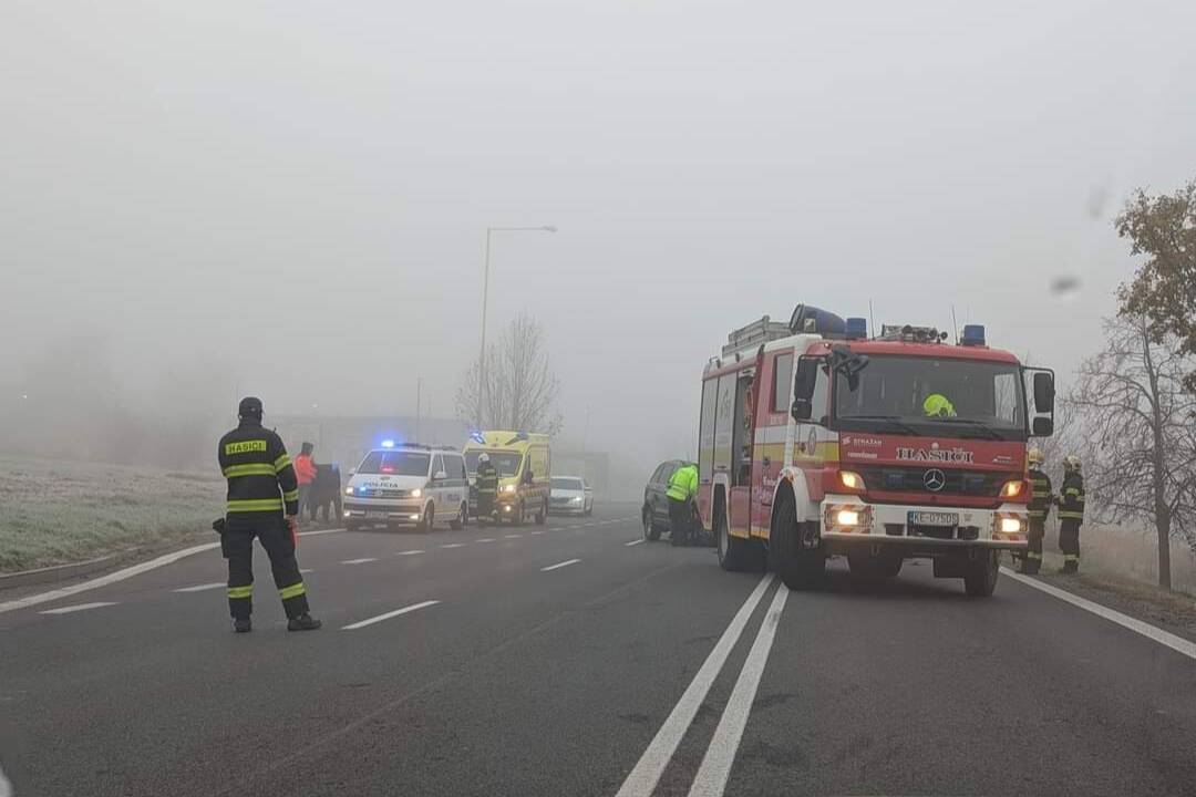 Foto: Ranná poľadovica v Košiciach si vypýtala svoju daň. Na Herlianskej sa zrazili dva osobáky