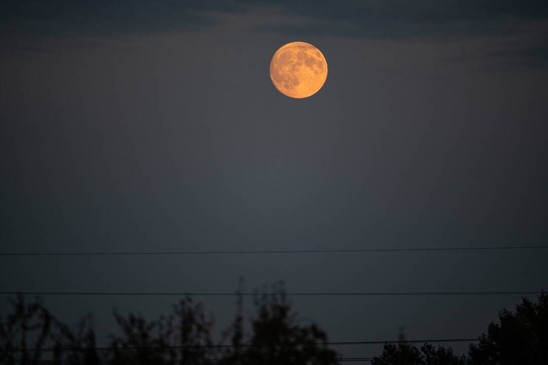 Foto: Čaká nás posledný superspln tohto roka. Na nočnej oblohe sa objaví aj jasná hviezdokopa