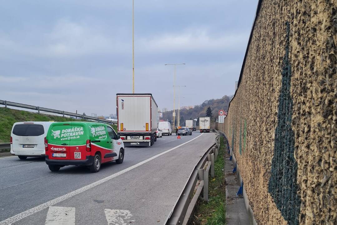 Foto: Na Prešovskej ceste smerom do Prešova rátajte so zdržaním, pre nehodu sa tam tvoria kolóny