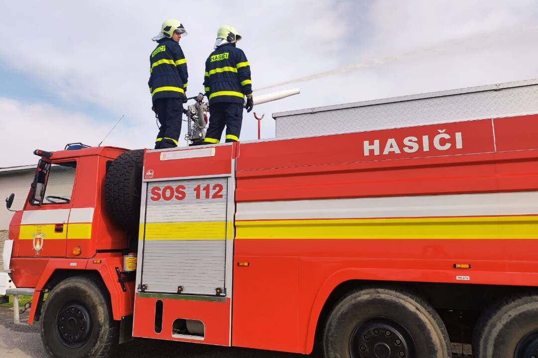 Foto: Tragédia v rodinnom dome v Pribeníku. V dome našli uhorené telo seniora, požiar zrejme spôsobila cigareta