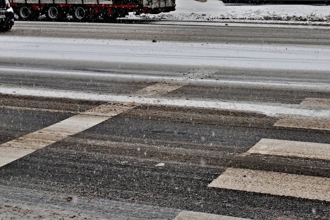 Foto: SHMÚ vydal výstrahu prvého stupňa pred poľadovicou. Ktorých okresov sa týka?