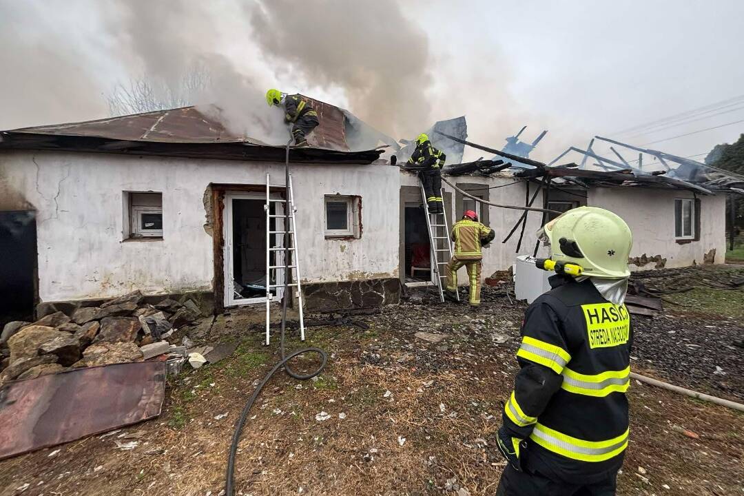 FOTO: Z rodinného domu na Zemplíne ostali len holé múry. Požiar údajne založil opitý majiteľ domu