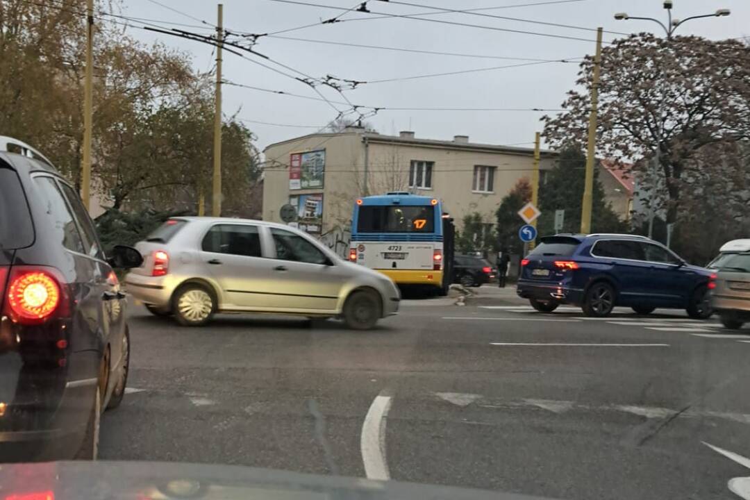 Foto: Križovatku pri Jumbe zablokoval autobus. Jeden jazdný pruh je neprejazdný