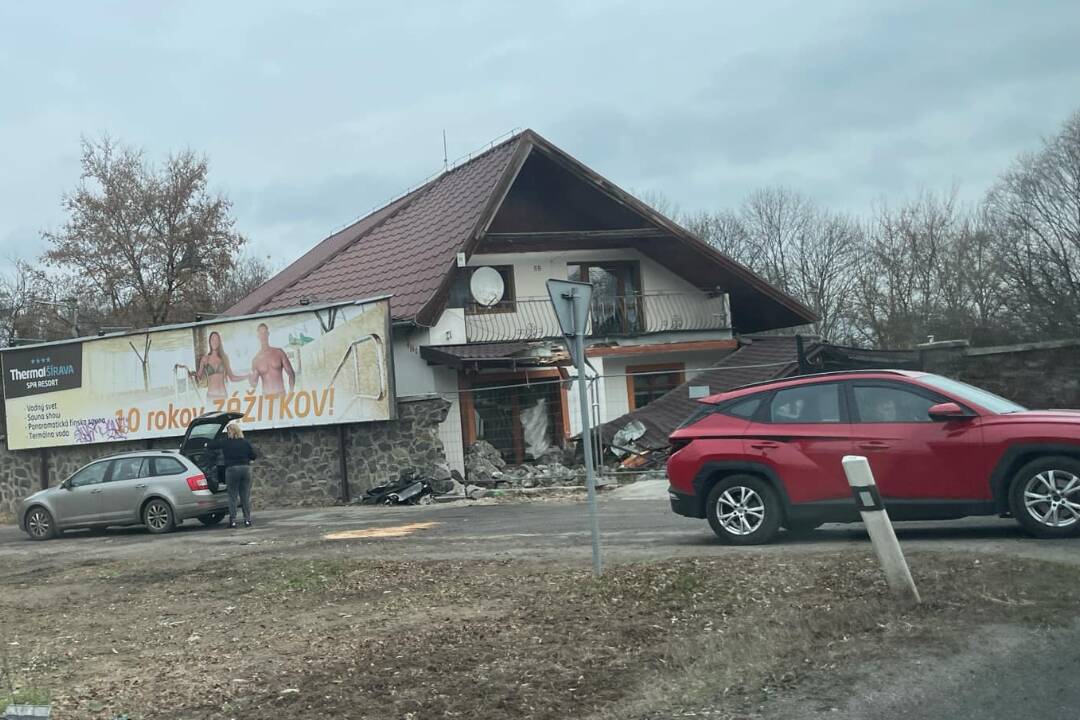 Foto: Drsný budíček pre obyvateľov Svinice: Kamión skončil v rodinnom dome, zrámoval aj tri autá