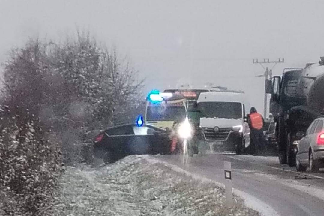 Foto: Prvé sneženie sa nezaobišlo bez nehôd. V týchto úsekoch rátajte s obmedzením