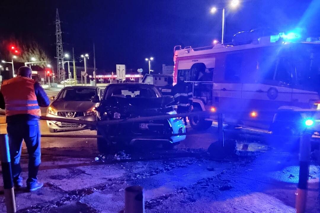 Foto: VIDEO: Auto zostalo po nehode na sídlisku Nad jazerom zapichnuté v zábradlí