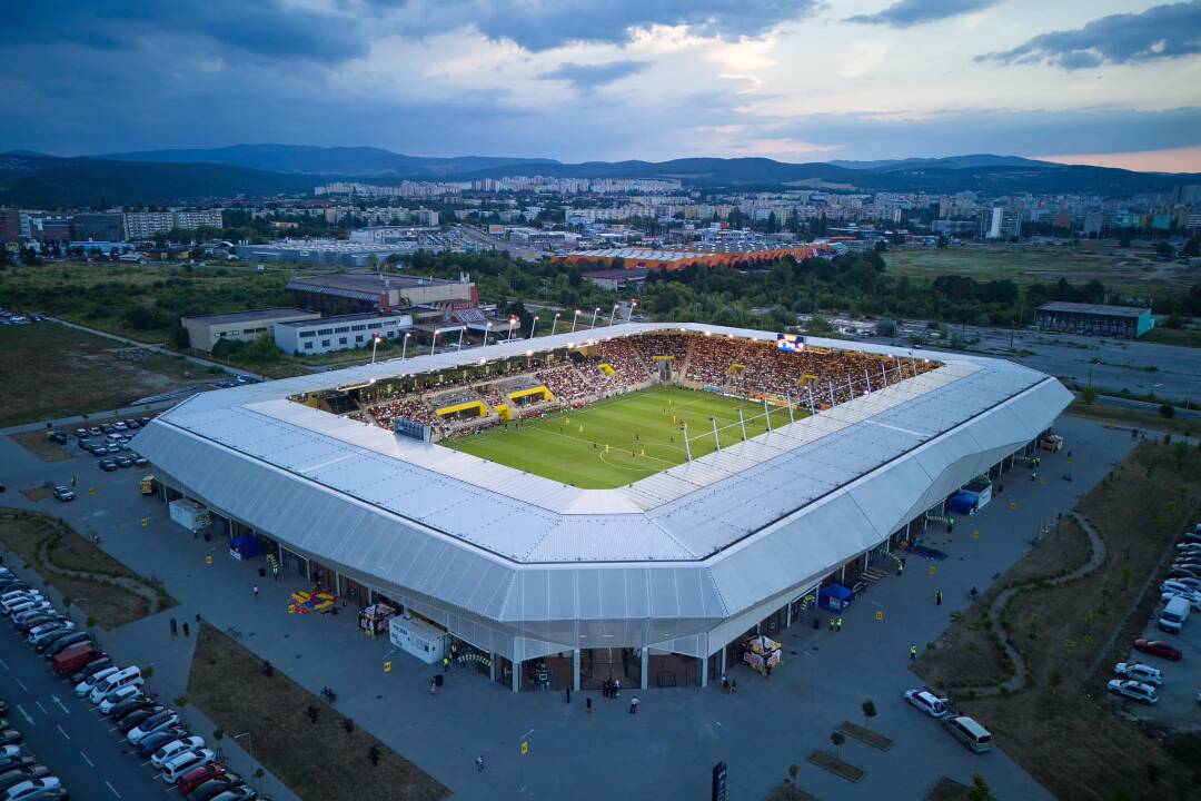 Foto: Košičan skoro zrazil veselého chodca. Hnevá ho nefungujúce pouličné osvetlenie pri futbalovej aréne