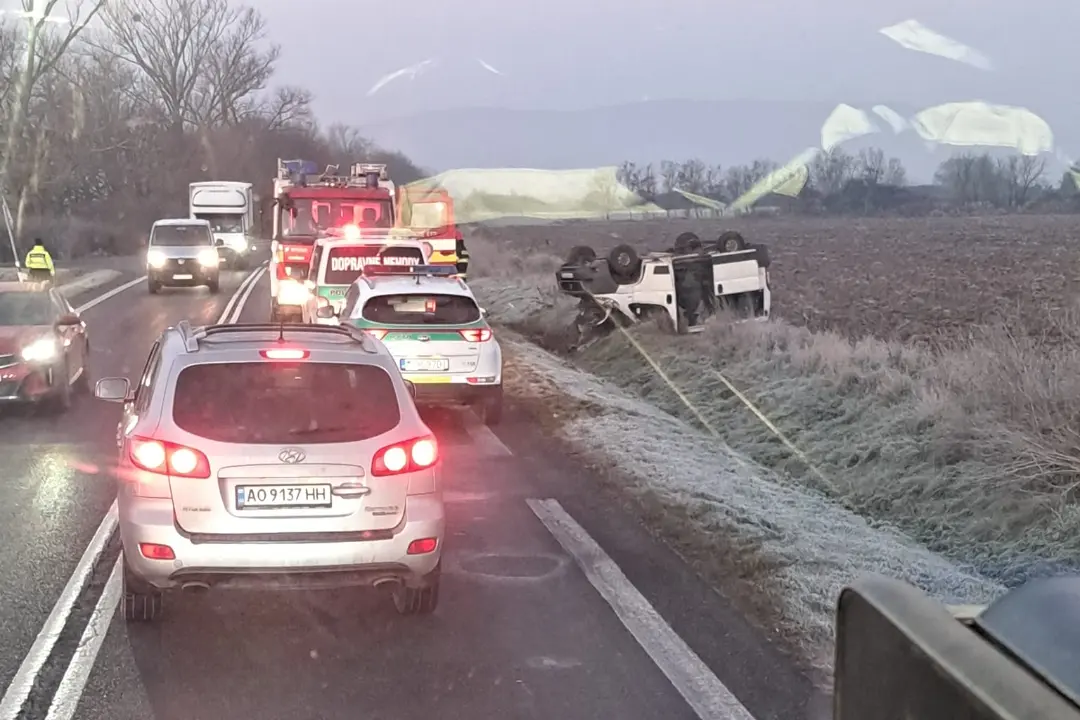 Foto: Skorá ranná hodina dala zrejme vodičovi zabrať, s autom skončil prevrátený na streche medzi Vojčicami a Horovcami