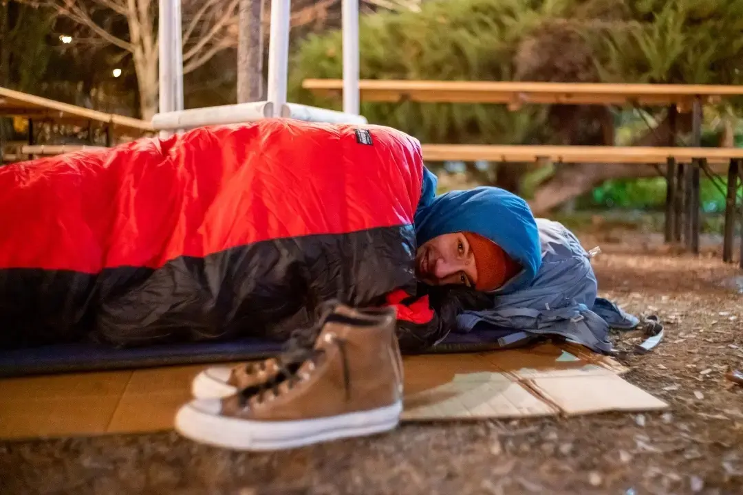 Foto: Aké je to spať v zime na lavičke pod holým nebom? Košičania a Spišiaci si to môžu vyskúšať na vlastnej koži