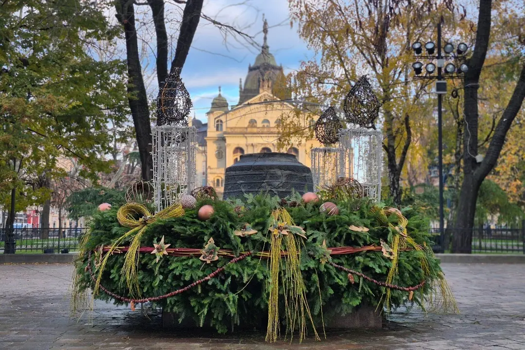 FOTO: Pod Urbanovou vežou pribudol adventný veniec. Prvá svieca zažne už v nedeľu